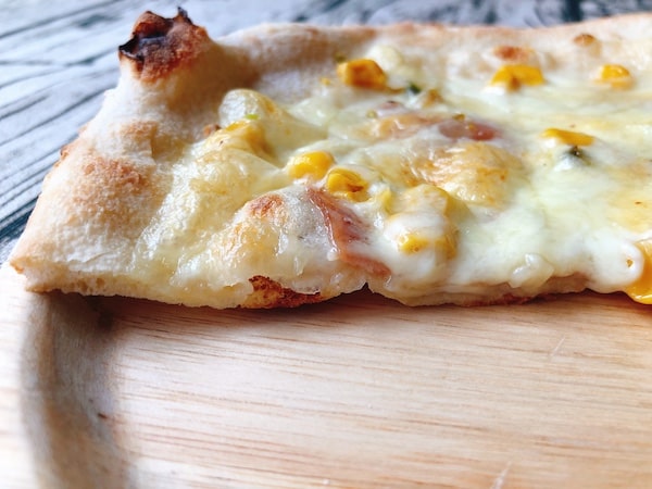 フォンターナの冷凍ピザ「モルタデッラとピスタチオのピッツァ」の断面