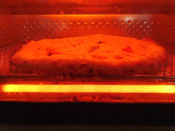 フォンターナの冷凍ピザ「モルタデッラとピスタチオのピッツァ」をオーブントースターで焼く