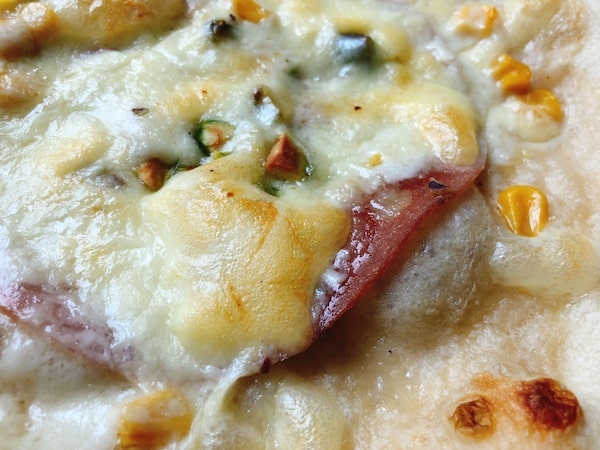 フォンターナの冷凍ピザ「モルタデッラとピスタチオのピッツァ」のモルタデッラ