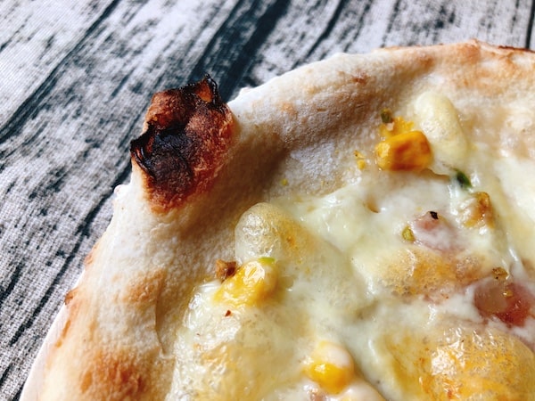 フォンターナの冷凍ピザ「モルタデッラとピスタチオのピッツァ」のコルニチョーネ（縁）