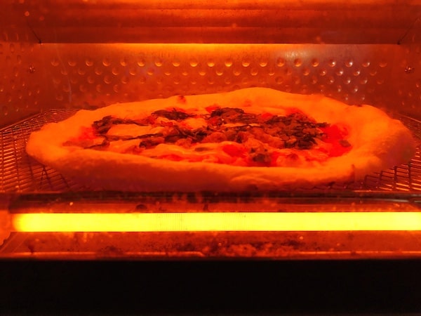 フォンターナ冷凍ピザ「野沢菜炒めとツナ&ベーコンピッツァ」をオーブントースターで焼く