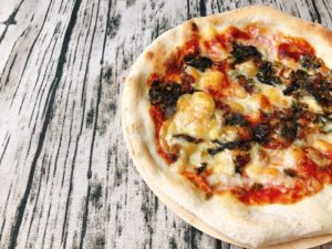 【口コミレビュー】薪窯ナポリピザ フォンターナの「野沢菜炒めとツナ&ベーコン」を取り寄せ！