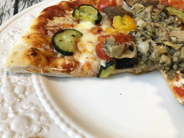 picard（ピカール）の冷凍ピザ「四季のBIO野菜のピッツァ」の断面