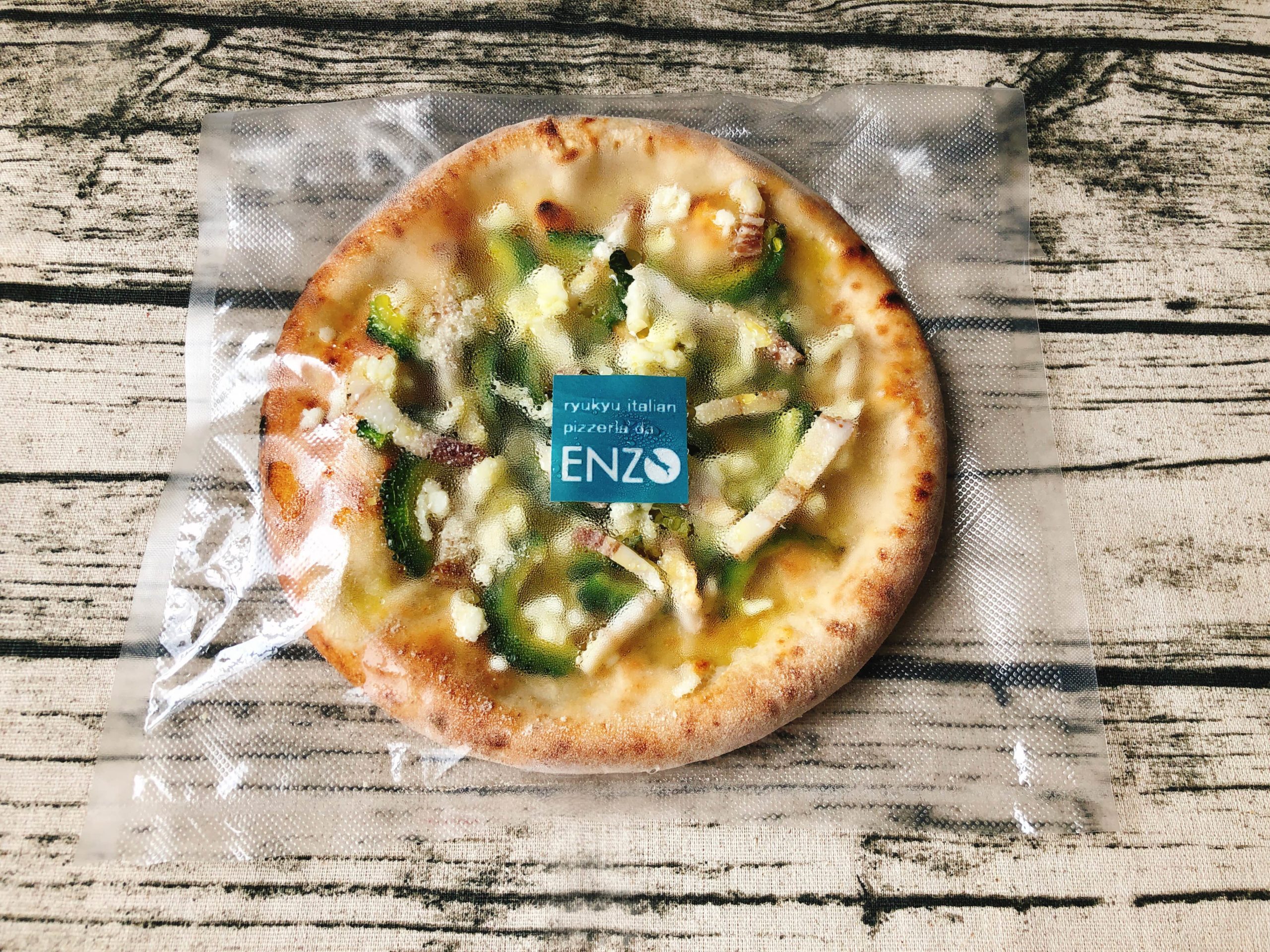 Pizzeria da ENZOの冷凍ピザ「ゴーヤチャンプルのピッツァ」冷凍状態