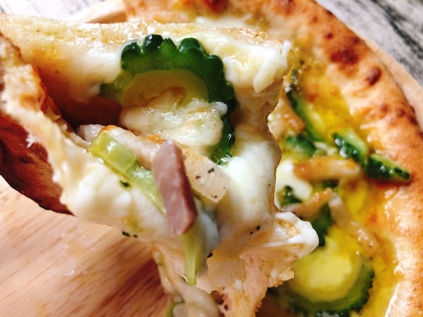 Pizzeria da ENZOの冷凍ピザ「ゴーヤチャンプルのピッツァ」を贅沢にほうばる