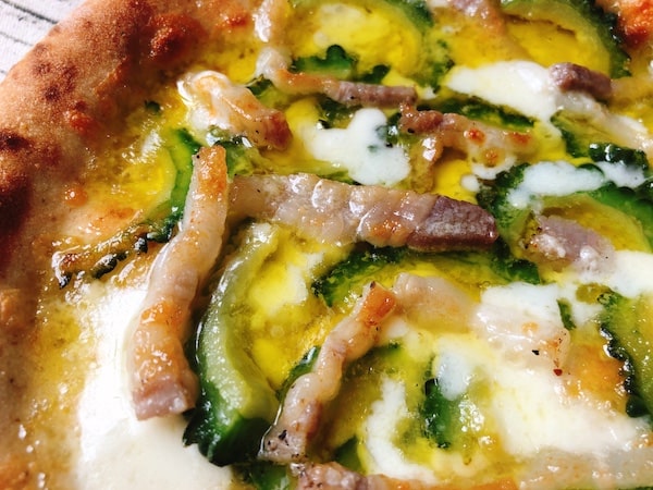 Pizzeria da ENZOの冷凍ピザ「ゴーヤチャンプルのピッツァ」のアグー豚がジューシー