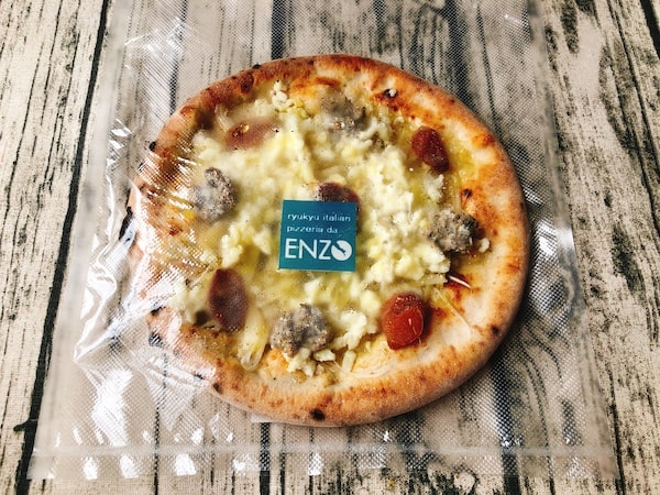 Pizzeria da ENZOの冷凍ピザ「島らっきょうとサルシッチャのピッツァ」パッケージ