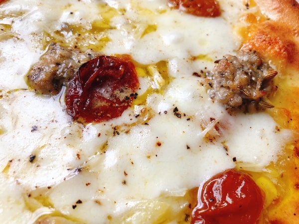 Pizzeria da ENZOの冷凍ピザ「島らっきょうとサルシッチャのピッツァ」