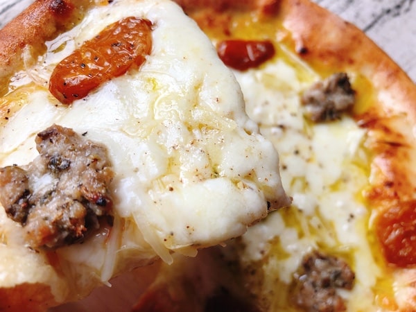Pizzeria da ENZOの冷凍ピザ「島らっきょうとサルシッチャのピッツァ」
