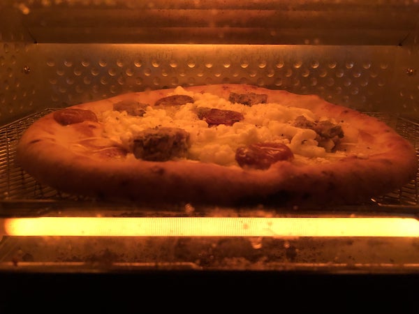 Pizzeria da ENZOの冷凍ピザ「島らっきょうとサルシッチャのピッツァ」をオーブントースターで焼く