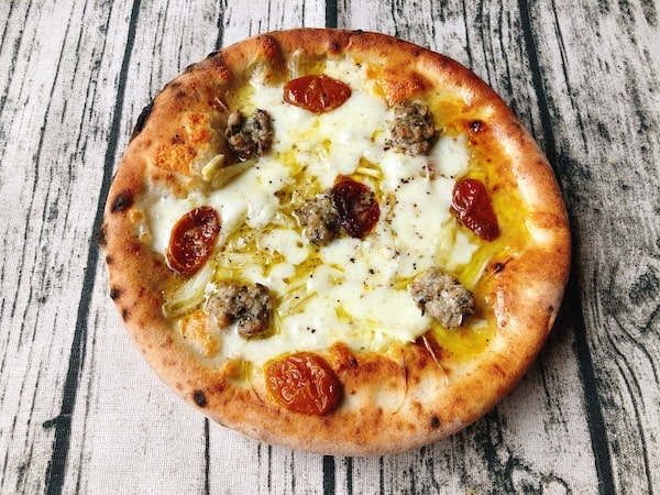 Pizzeria da ENZOの冷凍ピザ「島らっきょうとサルシッチャのピッツァ」出来上がり
