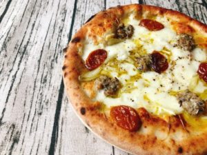 【マツコの知らない世界でも紹介!】ENZOの冷凍ピザ「島らっきょうとサルシッチャ」沖縄ピッツァ