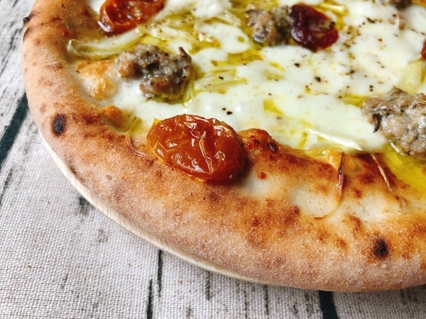 Pizzeria da ENZOの冷凍ピザ「島らっきょうとサルシッチャのピッツァ」の生地