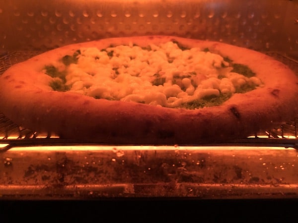 Pizzeria da ENZOの冷凍ピザ「アーサークリームピッツァ」をオーブントースターで焼く