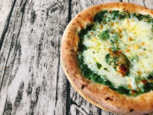 【沖縄産あおのり】ENZOの冷凍ピザ「アーサークリーム」磯の香りがモッツァレラと合い絶品!