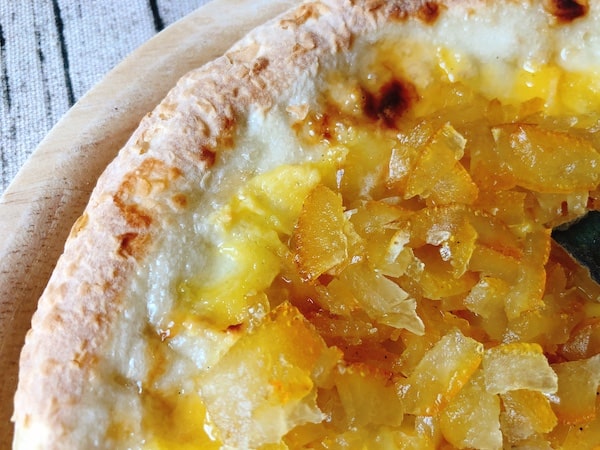 淡路島勘太郎ピザの冷凍ピザ「淡路島なるとオレンジとホワイトチョコ」ましゅ丸は溶けてしまう