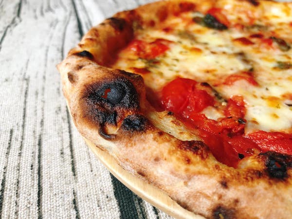 「PIZZERIA Bakka M'unica（バッカムニカ）」の冷凍ピザ「ロマーナ」のコルニチョーネ