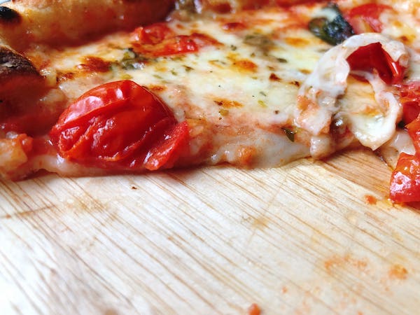 「PIZZERIA Bakka M'unica（バッカムニカ）」の冷凍ピザ「ロマーナ」の断面