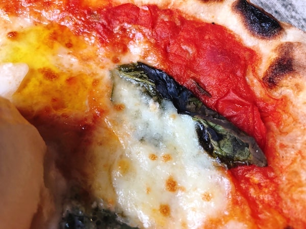 「PIZZERIA Bakka M'unica（バッカムニカ）」の冷凍ピザ「究極のマルゲリータ」のバジル