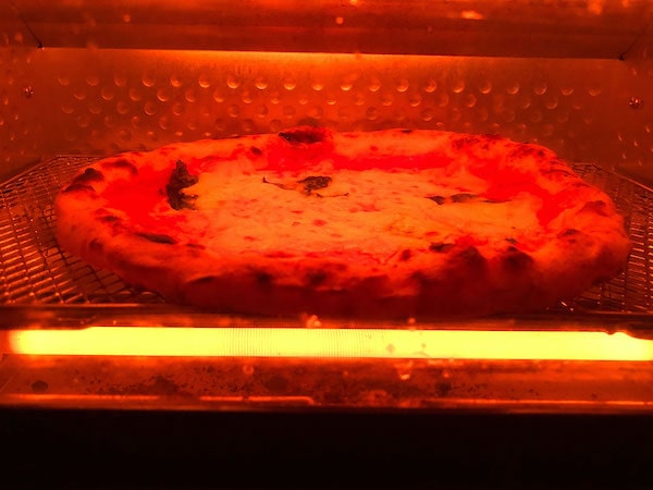 「PIZZERIA Bakka M'unica（バッカムニカ）」の冷凍ピザ「究極のマルゲリータ」をオーブントースターで焼く