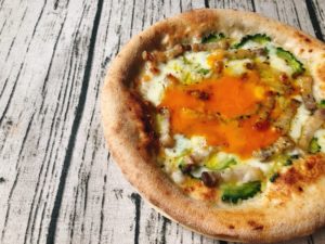 【沖縄発】ENZOの冷凍ピザ「ゴーヤチャンプル」アグー豚の脂身が甘い!苦味とベストマッチ!