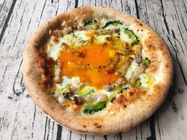 Pizzeria da ENZOの冷凍ピザ「ゴーヤチャンプルのピッツァ」卵を絡める
