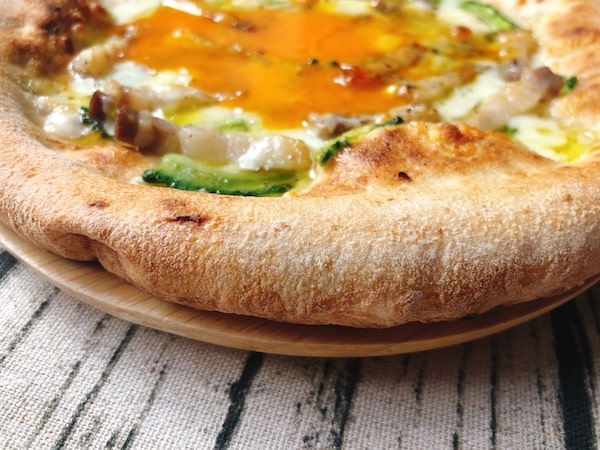 Pizzeria da ENZOの冷凍ピザ「ゴーヤチャンプルのピッツァ」のコルニチョーネ