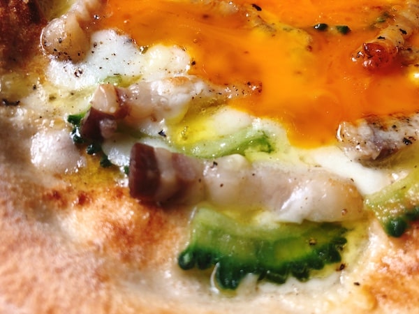Pizzeria da ENZOの冷凍ピザ「ゴーヤチャンプルのピッツァ」のゴーヤ