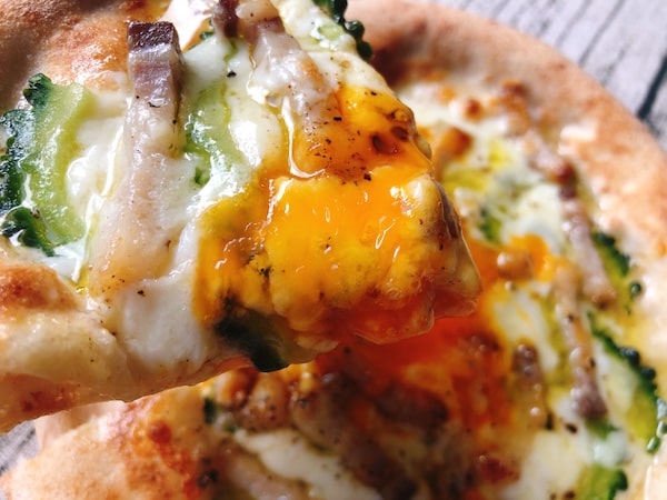 Pizzeria da ENZOの冷凍ピザ「ゴーヤチャンプルのピッツァ」