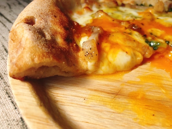 Pizzeria da ENZOの冷凍ピザ「ゴーヤチャンプルのピッツァ」の断面
