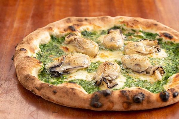 Pizzeria da ENZOの「アーサークリームピッツァ」はお店で食べる時は牡蠣トッピングも