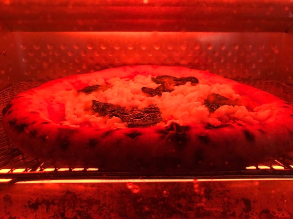 Pizzeria da ENZOの冷凍ピザ「スモークチーズのマルゲリータ」をオーブントースターで焼く