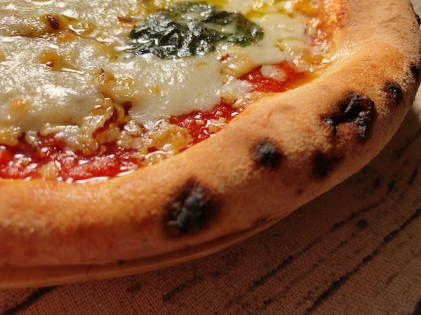 Pizzeria da ENZOの冷凍ピザ「スモークチーズのマルゲリータ」のコルニチョーネ（縁）