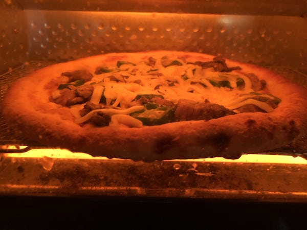 ビッグベアーズの冷凍ピザ「宮崎妻地鶏の炭火焼ピザ」をオーブントースターで焼く