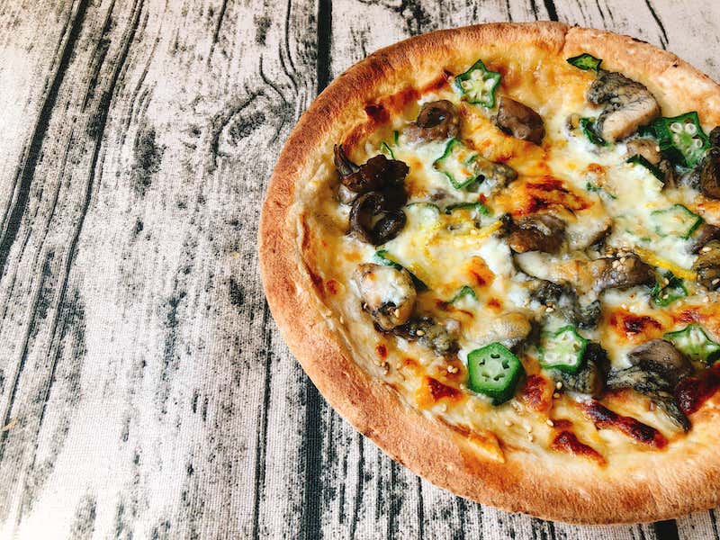 ビッグベアーズの新作冷凍ピザ「宮崎妻地鶏の炭火焼ピザ」を取り寄せ・口コミレビュー！