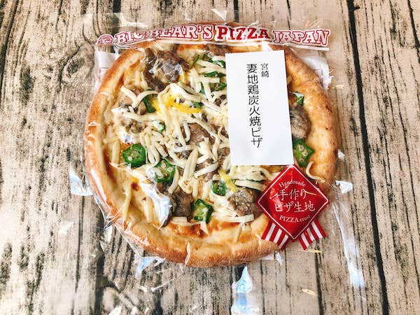 ビッグベアーズの冷凍ピザ「宮崎妻地鶏の炭火焼ピザ」のパッケージ