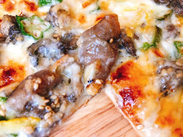 ビッグベアーズの冷凍ピザ「宮崎妻地鶏の炭火焼ピザ」