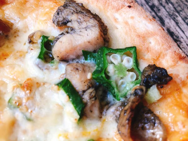 ビッグベアーズの冷凍ピザ「宮崎妻地鶏の炭火焼ピザ」のオクラ