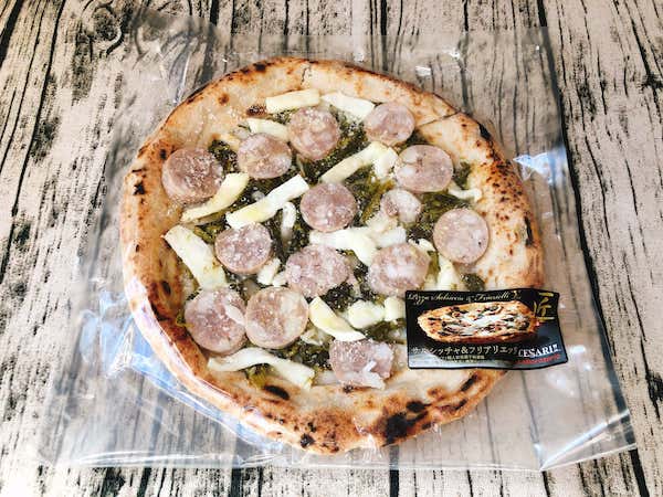 チェザリの冷凍ピザ「匠ピッツァ・サルシッチャ＆フリアリエッリ」の冷凍パッケージ