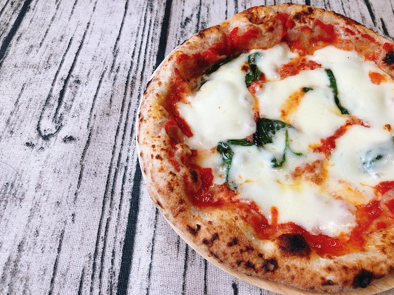 ダ・グランツァの冷凍ピザ「マルゲリータ」フレッシュトマトソースと全粒粉生地が合う！
