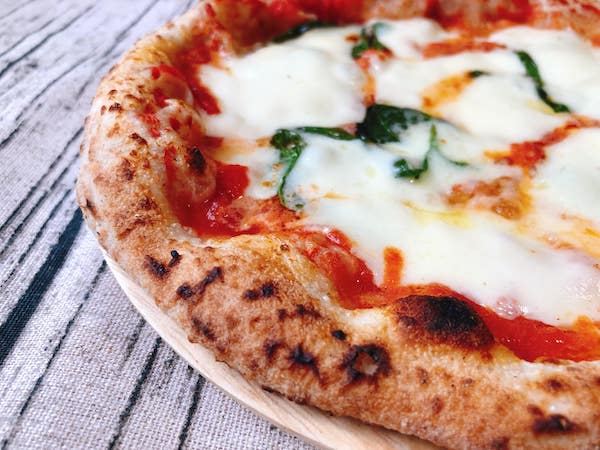 ダ・グランツァの冷凍ピザ「マルゲリータ」のふっくらコルニチョーネ（フチ）