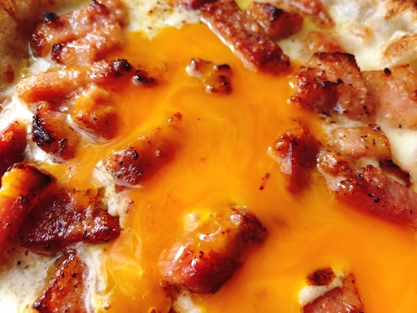 ダ・グランツァの冷凍ピザ「カルボナーラ」のとろけた卵黄