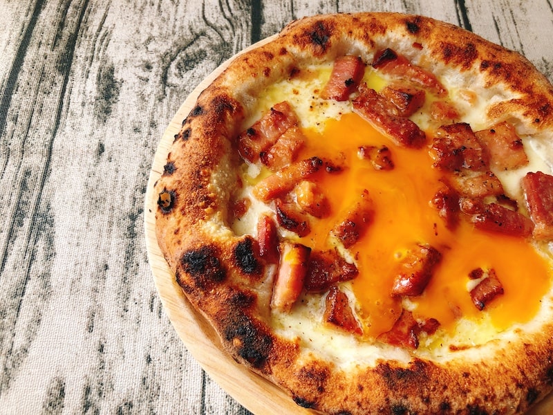 人気店ダ・グランツァの冷凍ピザ「カルボナーラ」新発売！卵黄とろ〜り！