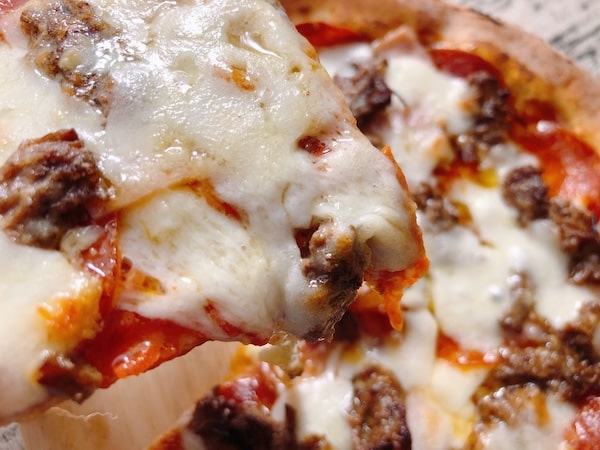 Pizzeria da ENZOの冷凍ピザ「もとぶ牛のミートラバー」
