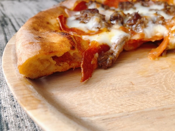 Pizzeria da ENZOの冷凍ピザ「もとぶ牛のミートラバー」の断面