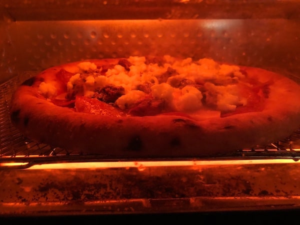 Pizzeria da ENZOの冷凍ピザ「もとぶ牛のミートラバー」オーブントースターで焼く