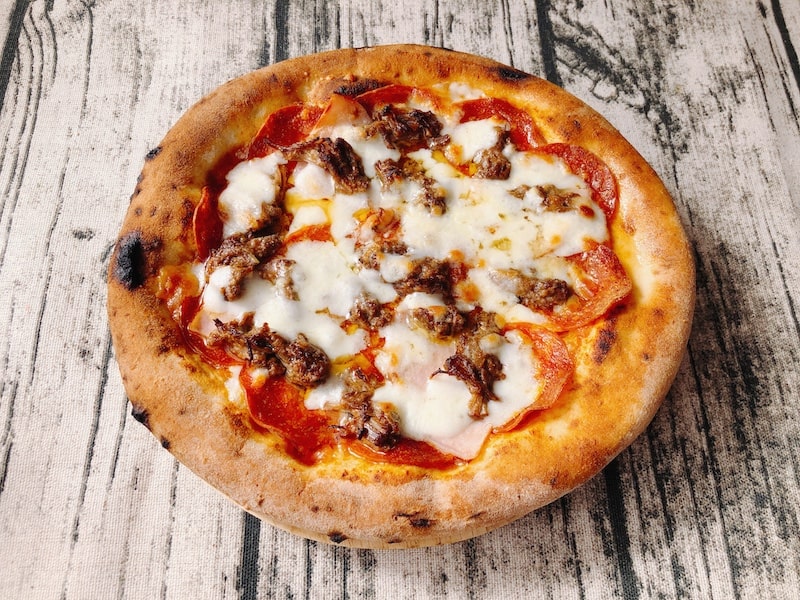 Pizzeria da ENZOの冷凍ピザ「もとぶ牛のミートラバー」