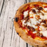【沖縄発】ENZOの冷凍ピザ「もとぶ牛のミートラバー」肉々しさ抜群の病みつきピザ!