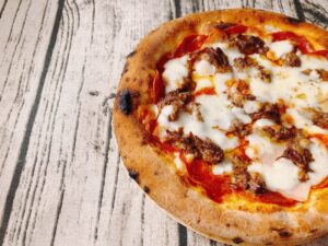 【沖縄発】ENZOの冷凍ピザ「もとぶ牛のミートラバー」肉々しさ抜群の病みつきピザ！