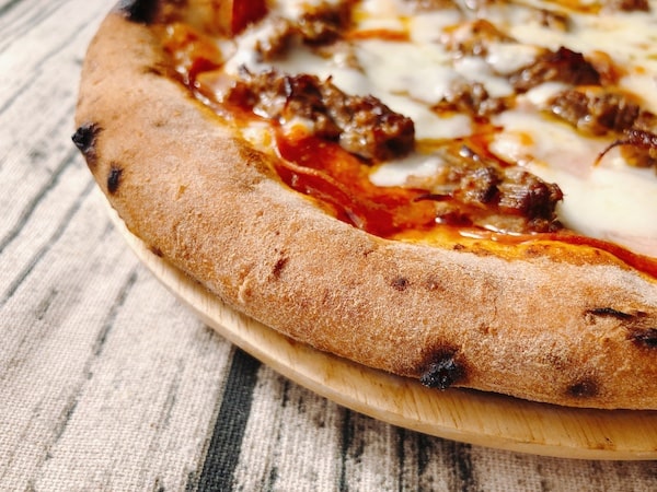 Pizzeria da ENZOの冷凍ピザ「もとぶ牛のミートラバー」の縁